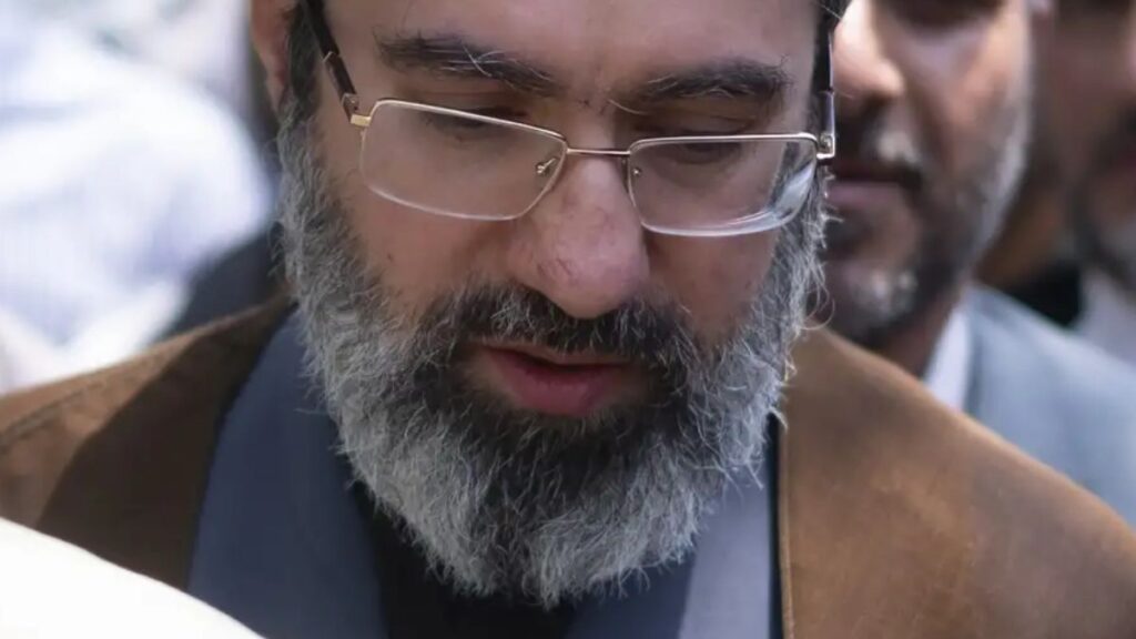 لم يشغل مجتبى خامنئي قط منصباً رسمياً في حكومة الجمهورية الإسلامية، رغم أنه يُنظر إليه على نطاق واسع بوصفه "حارس بوابة" والده، المرشد السابق علي خامنئي (Morteza Nikoubazl/NurPhoto/picture alliance)