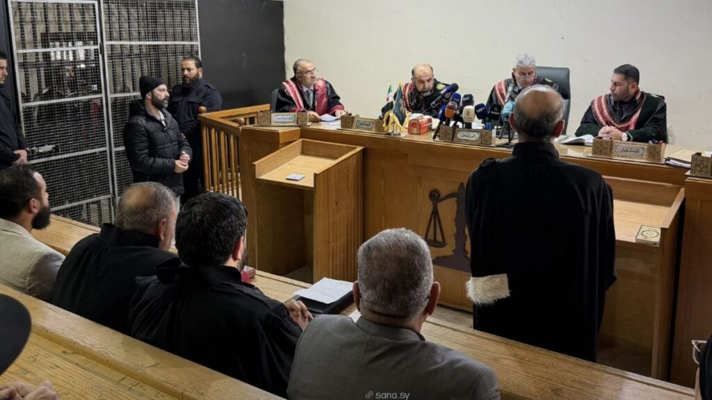 قضاة وذوو ضحايا ومتهمون بأحداث الساحل خلال الجلسة الثانية للمحاكمة بقصر العدل بمدينة حلب - 18 كانون الأول 2025 (سانا)