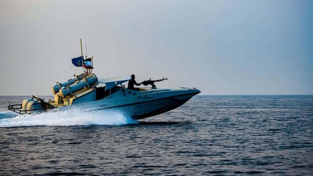 يقع مضيق هرمز بين إيران وسلطنة عُمان ويربط مياه الخليج بخليج عُمان، ويُعد من أكثر الممرات البحرية عرضة للمخاطر، نظراً لضيق عرضه البالغ نحو 50 كيلومتراً وعمقه الذي لا يتجاوز 60 متراً (Sepahnews/IMAGO)