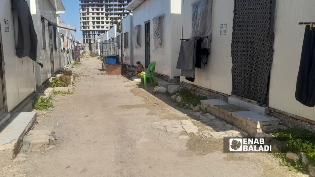منازل مسبقة الصنع بمنطقة دمسرخو في اللاذقية - 3 آذار 2026 (عنب بلدي)