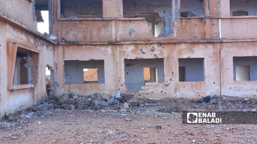 مدرسة مدمرة في قرية حماده عمر بريف حماة الشرقي - 12 آذار 2026 (عنب بلدي/عدي الحاج حسين)