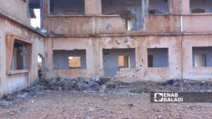 مدرسة مدمرة في قرية حماده عمر بريف حماة الشرقي - 12 آذار 2026 (عنب بلدي/عدي الحاج حسين)
