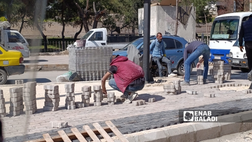 أعمال تأهيل الأرصفة المنصفة في حي ركن الدين بدمشق - 17 آذار 2026 (عنب بلدي)