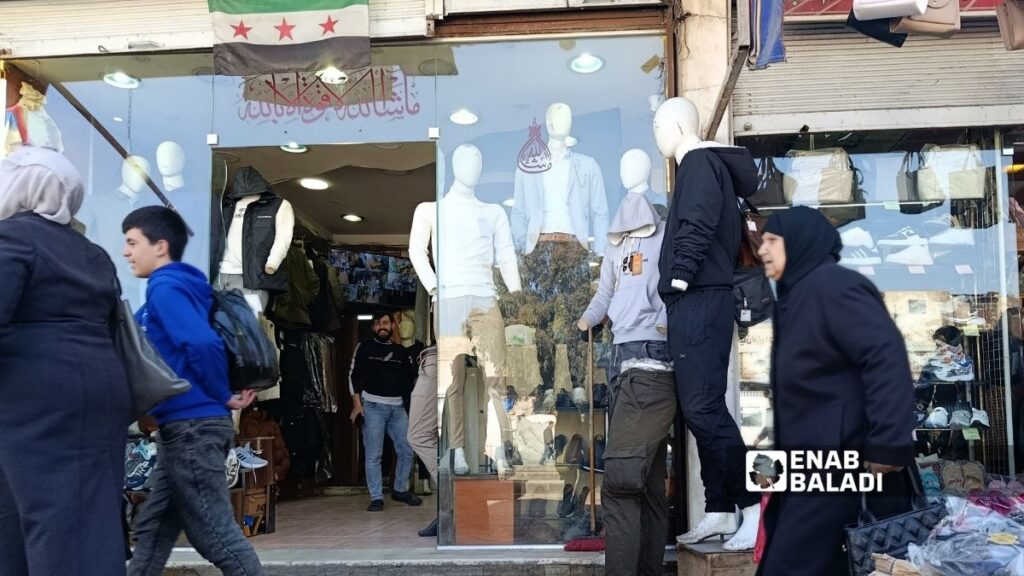 أحد محال الألبسة في مدينة دمشق ـ 17 آذار 2026 (عنب بلدي)