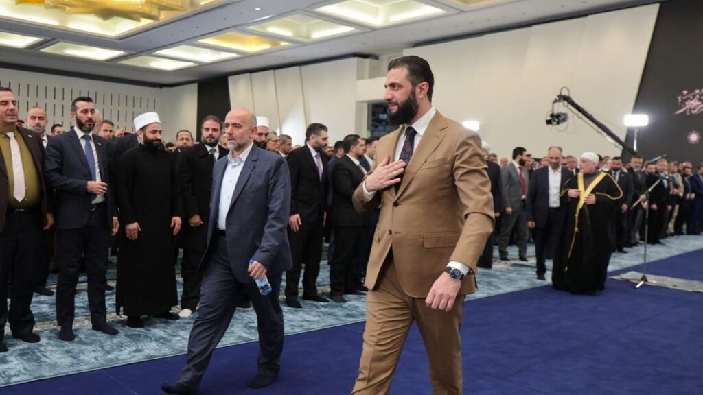 الرئيس السوري أحمد الشرع خلال صلاة العيد في قصر الشعب بدمشق - 20 آذار 2026 (رئاسة الجمهورية العربية السورية)