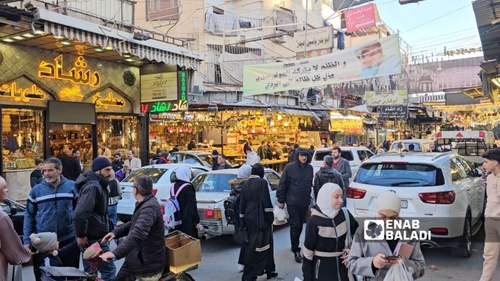 يقصد كثيرون سوق "الجزماتية" بحي الميدان ليس للتسوق فحسب بل لاستعادة الانتماء إلى طقوس دمشقية أصيلة – 22 شباط 2026 (عنب بلدي/أحمد مسلماني)