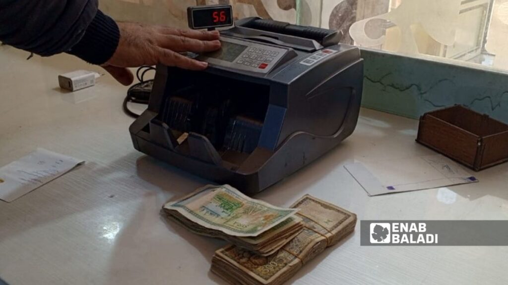 عملة سورية قديمة في إحدى محلات الصرافة بالحسكة - 5 آذار 2026 (عنب بلدي)