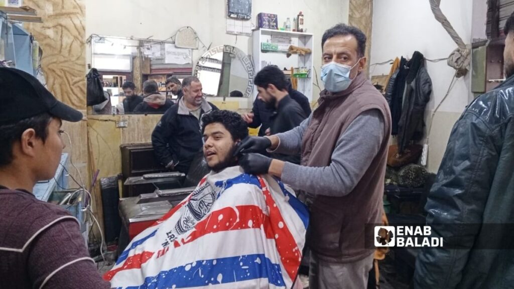 زحام قبيل العيد في أحد محلات الحلاقة بمدينة الحسكة - 19 آذار 2026 (عنب بلدي)