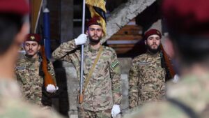 عناصر من الجيش السوري يشيعون جنودًا قتلوا في إدلب بانفجار لغم أرضي في ريف حلب الشرقي - 4 شباط 2026 (وزارة الدقاع)