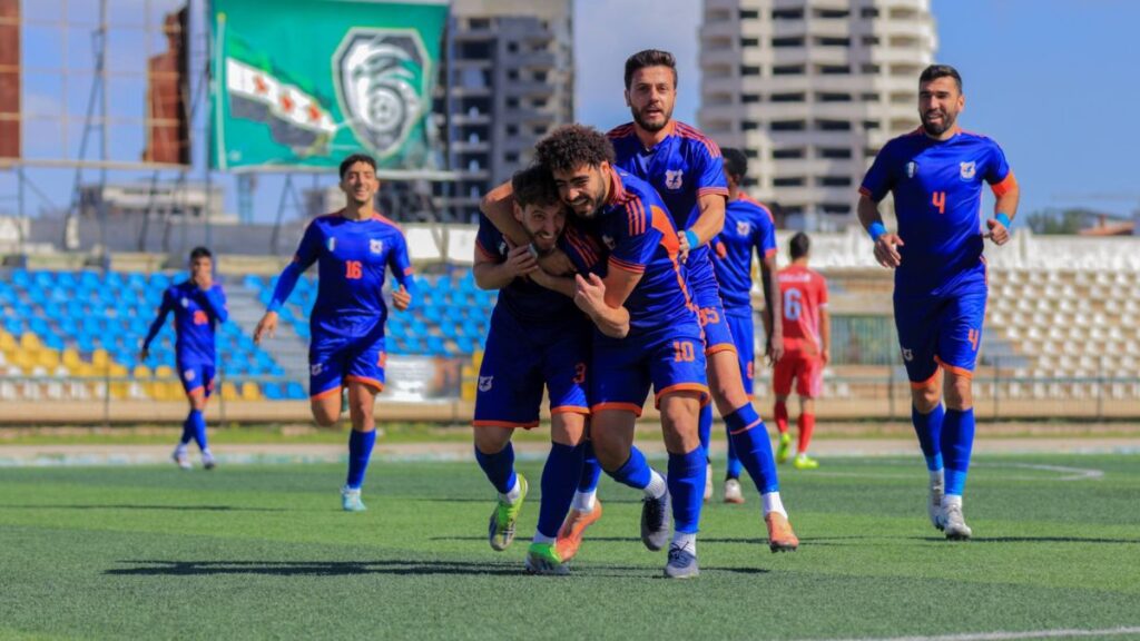 لاعبو نادي الكرامة يحتفلون بتسجيل هدف في شباك نادي الشعلة - 16 آذار 2026 ( نادي الكرامة الرياضي )