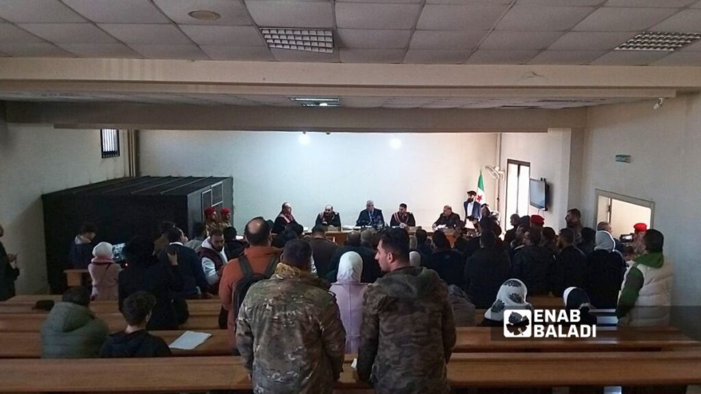 جانب من الجلسة الثالثة لمحاكمة سبعة متهمين على خلفية أحداث الساحل السوري في قصر العدل بحلب - 8 آذار 2026 (عنب بلدي/ موفق خوجة)