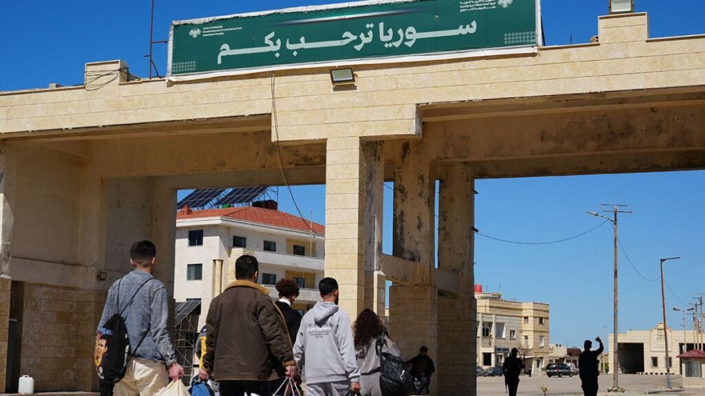 مجموعة من السوريين العائدين عبر معبر العريضة الحدودي مع لبنان ـ 8 آذار 2026 (الهيئة العامة للمنافذ والجمارك)