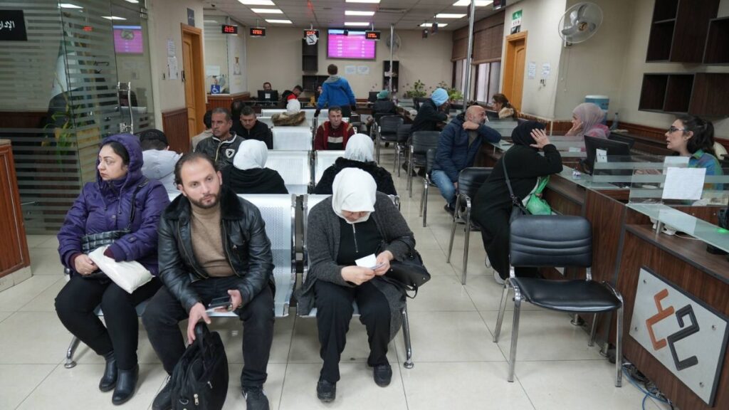 مجموعة من المراجعين في مركز خدمة المواطن العقاري ـ 14 كانون الأول 2025 (المديرية العامة للمصالح العقارية)