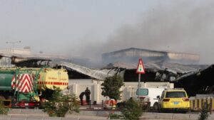 أضرار في المنطقة الصناعية في مدينة الريان بقطر جراء استهدافها من قبل إيران ـ 2 آذار 2026 (AP)
