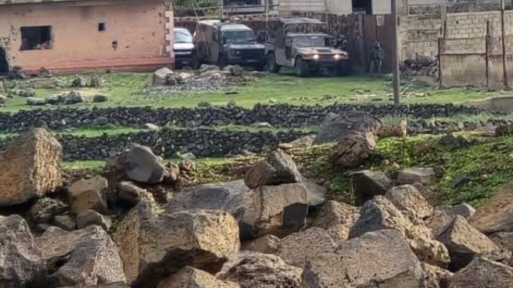 الجيش الإسرائيلي يجري عملية مداهمة للمنازل في قرية الصمدانية الغربية بريف القنيطرة ـ 23 آذار 2026 (مديرية القنيطرة للإعلام)