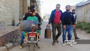مواطنون يحملون اسطوانات غاز في مدينة طفس في ريف درعا الغربي - 21 شباط 2026 (عنب بلدي/ محجوب الحشيش)