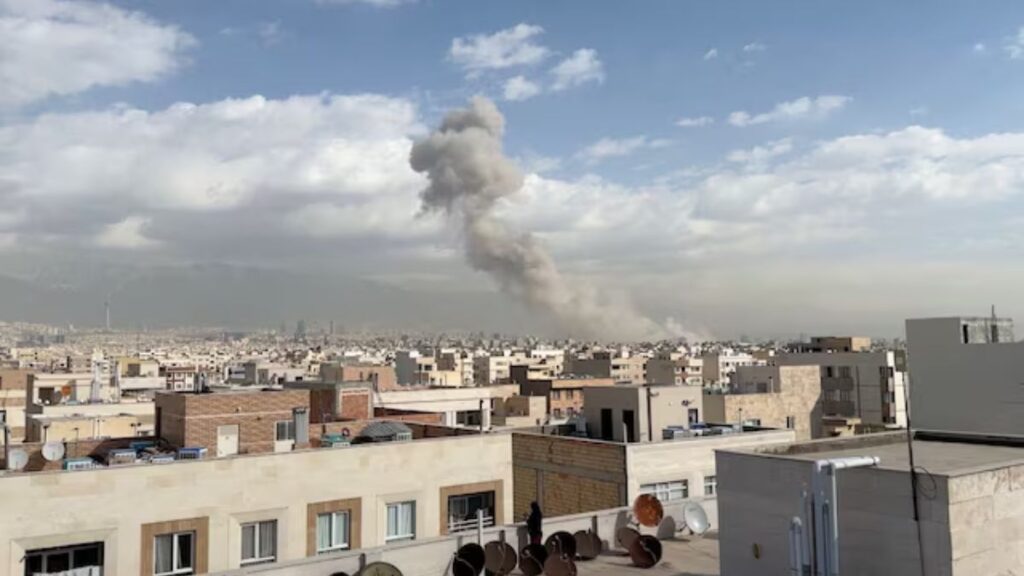 دخان متصاعد من أحد الأبنية في طهران جراء استهدافه بغارة إسرائيلية ـ 28 شباط 2026(رويترز)