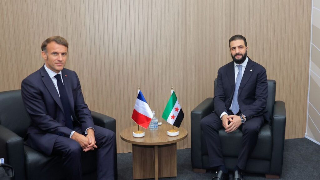 الرئيس السوري للمرحلة الانتقالية أحمد الشرع يلتقي الرئيس الفرنسي إيمانويل ماكرون في مدينة بيليم البرازيلية على هامش مؤتمر قمة المناخ COP30 - 7 تشرين الأول 2025 (رئاسة الجمهورية السورية)