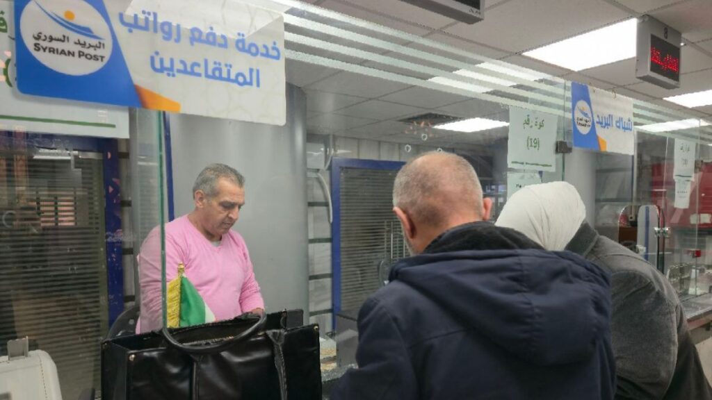 سوريون متقاعدون يتسلمون رواتبهم من المؤسسة السورية للبريد ـ 31 كانون الثاني 2026 (المؤسسة السورية للبريد)