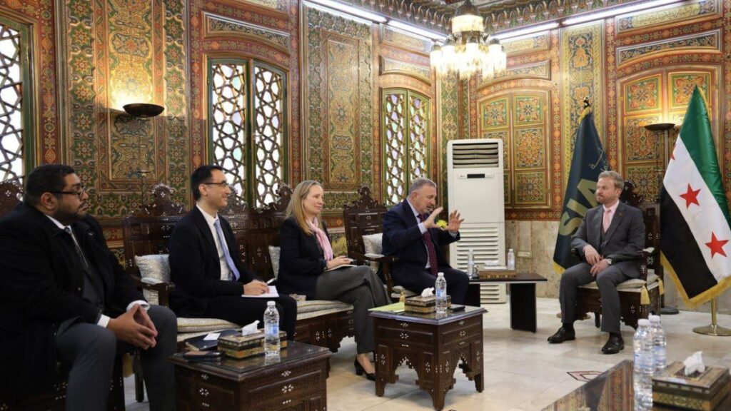 رئيس هيئة الاستثمار السورية طلال الهلالي يستقبل وفداً من مجموعة البنك الدولي مؤسسة التمويل الدولية gبحث واقع الاستثمار في سوريا - 19 كانون الثاني 2026 (هيئة الاستثمار السورية)
