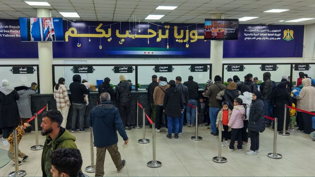 معبر جديدة يابوس الحدودي مع لبنان يشهد إقبالًا كثيفًا إثر عودة السوريين بعد الحرب - 2 آذار 2026 (الهيئة العامة للمنافذ والجمارك)
