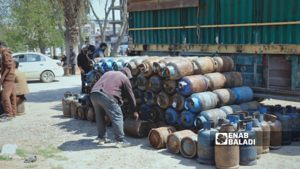 ازدحام على استلام اسطوانات الغاز في الرقة -10 نيسان 2026 (عنب بلدي /أحمد الحمدي )