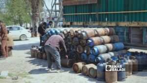 ازدحام على استلام اسطوانات الغاز في الرقة -10 نيسان 2026 (عنب بلدي /أحمد الحمدي )