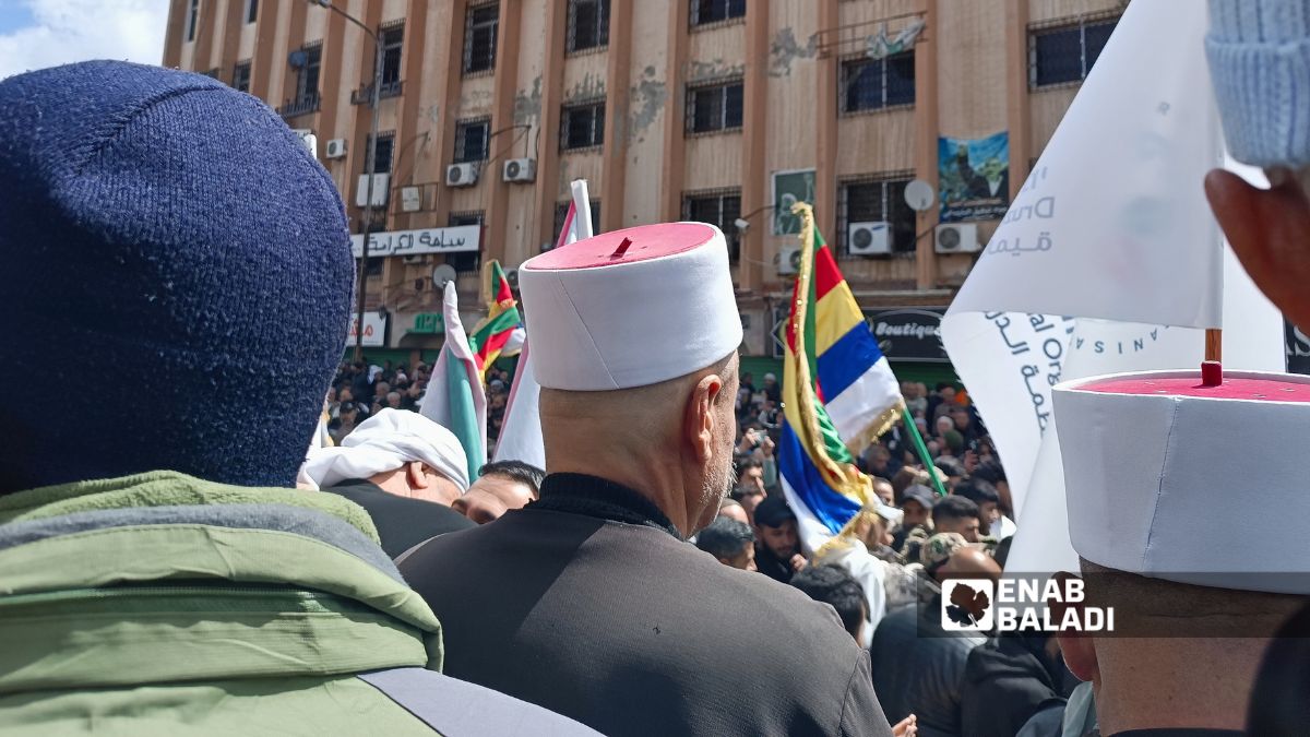 متظاهرون في ساحة الكرامة بمدينة السويداء خلال وقفة تدعم الهجري وتطالب بتقرير المصير - 11 نيسان 2026 (عنب بلدي)