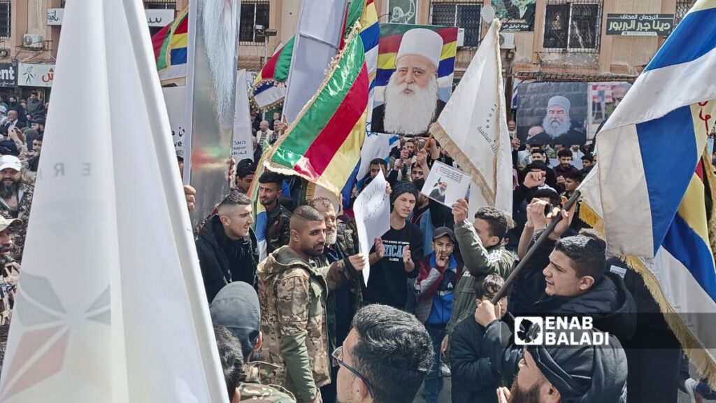 تجمع متظاهرين في ساحة الكرامة بمدينة السويداء خلال وقفة احتجاجية تحت شعار “أولياء الدم” - 11 نيسان 2026 (عنب بلدي)