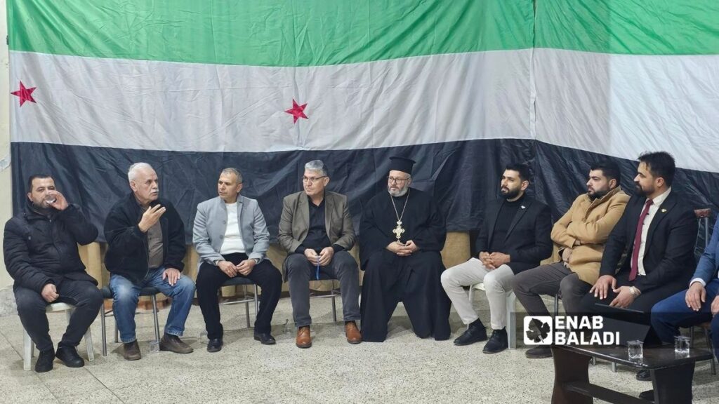 توقيع اتفاق صلح في السقيلبية بحضور وجهاء من السقيلبية وقلعة المضيق وشخصيات حكومية - 11 نيسان 2026 (عنب بلدي/ إياد عبد الجواد)