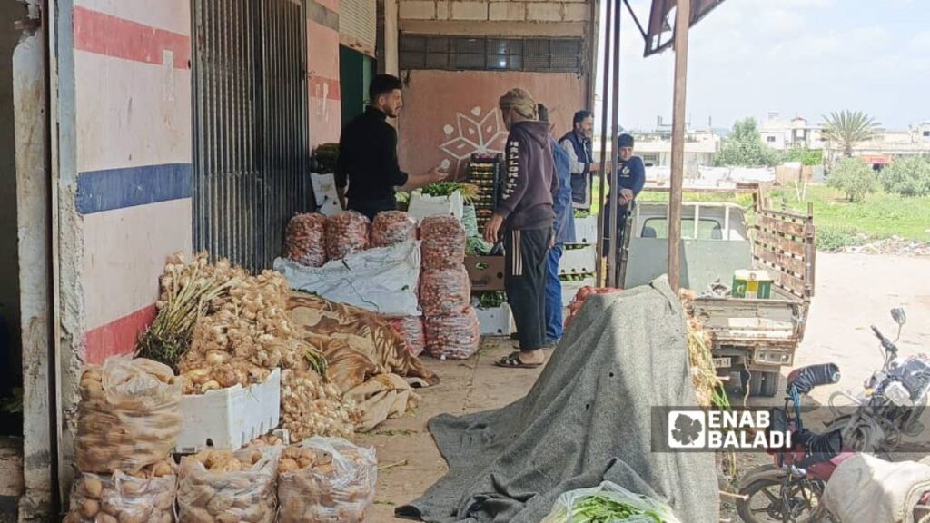محل خضار جملة في سوق هال مدينة طفس في ريف درعا الغربي - 21 نيسان 2026 (عنب بلدي/ محجوب الحشيش)