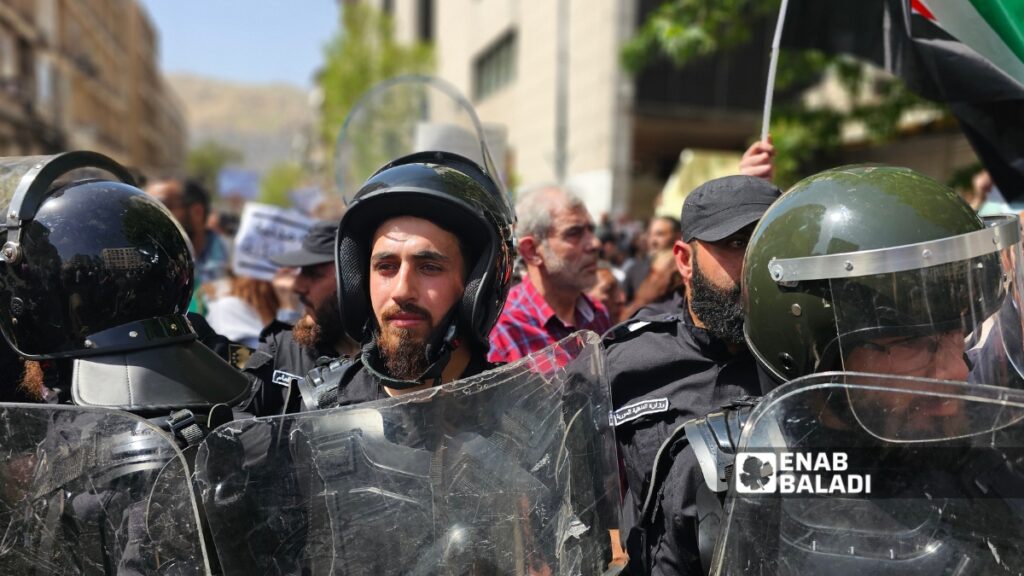 الأمن السوري يفصل بين مظاهرتين في ساحة المحافظة وسط دمشق - 17 نيسان 2026 (عنب بلدي/ أحمد المسلماني)