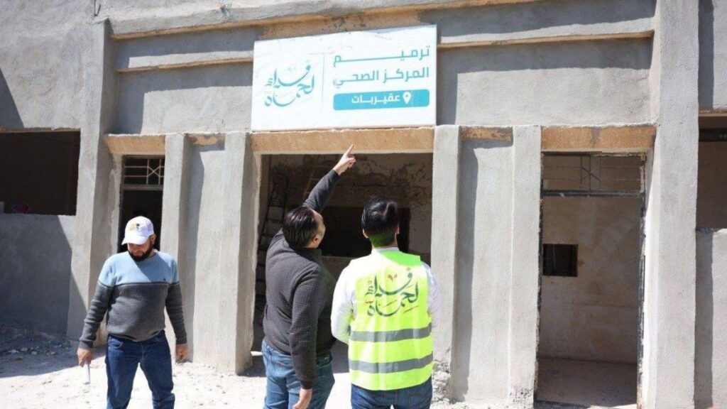 عمال من مديرية الصحة بحماة بالتعاون مع عناصر من حملة فداء لحماة يقومون بتأهيل المركز الصحي بعقيربات - 9 نيسان 2026 (محافظة حماة)