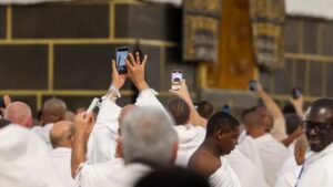 الرقمنة وتوظيف الذكاء الاصطناعي لتحسين الخدمات المقدمة للحجاج وتسهيل أداء مناسك الحج (AFP/Getty Images)