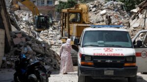 دمار أجزاء كبيرة من جنوب لبنان وصور دفع اللاجئين السوريين إلى الرحيل (Louisa Gouliamaki/REUTERS)