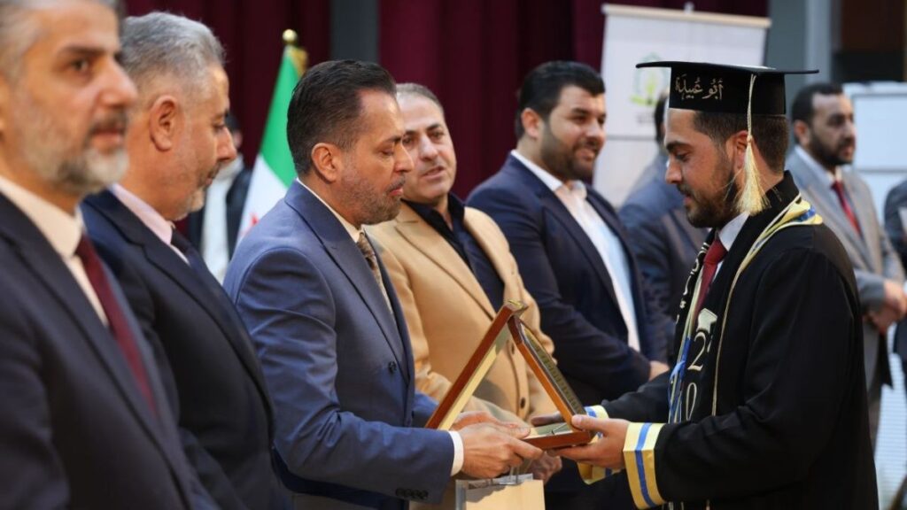 الشركة السورية للبترول SPC ترعى حفل تخريج طلاب كلية الاقتصاد والإدارة في جامعة إدلب - 11 نيسان 2026 (SPC/تلغرام)