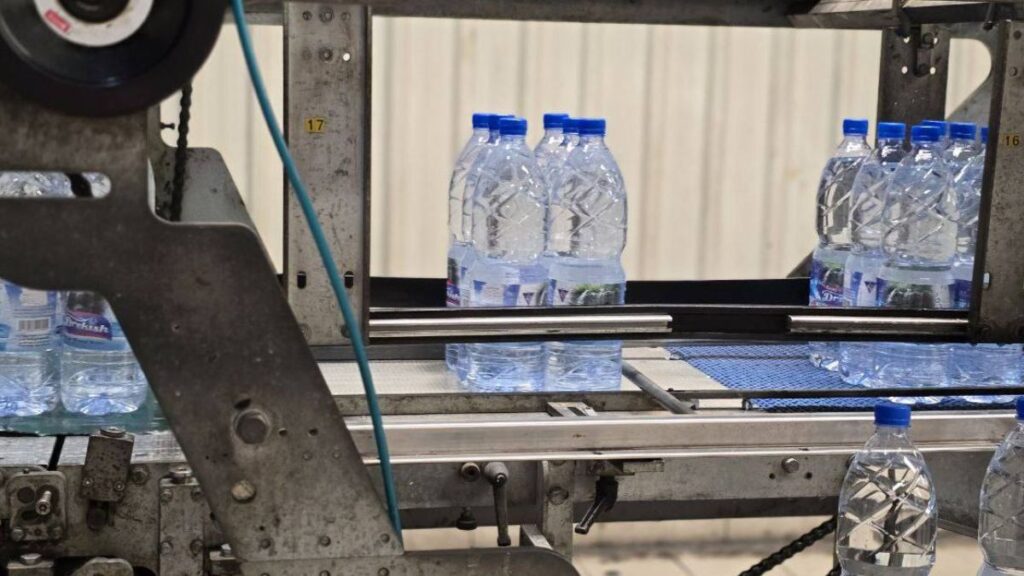 عملية تعبئة عبوات ماء دريكيش في المعمل - 17 حزيران 2025 (محافظة طرطوس/فيسبوك)