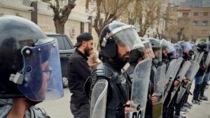 عناصر من الأمن الداخلي يقفون أمام السفارة الإماراتية في دمشق - 2 نيسان 2026 (سانا)