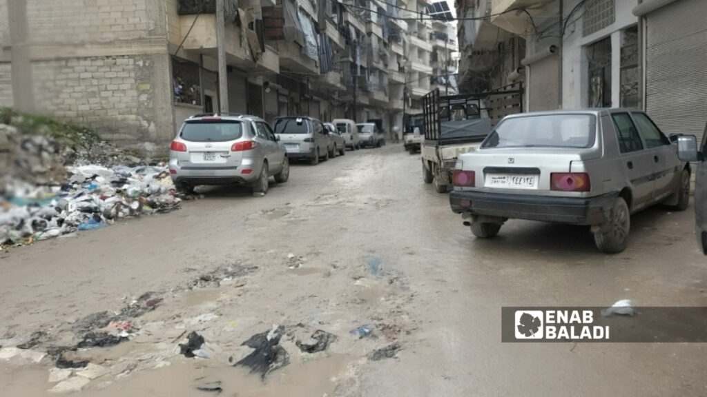 حفر وتشققات وتجمع للمياه في شارع فرعي بحي طريق الباب في مدينة حلب - 2 نيسان 2026 (عنب بلدي)