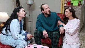 الفنانون محمد أوسو ومرح جبر وريام كفارنة في مشهد من مسلسل 