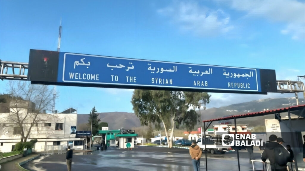 مسافرون عند معبر كسب الحدودي ينتظرون استكمال إجراءات دخولهم إلى الأراضي السورية - 28 آذار 2026 (عنب بلدي)