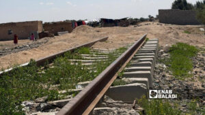 أضرار في سكة القطار بريف دير الزور نتيجة السرقات - 10 نيسان 2026 (عنب بلدي/مروان المضحي)
