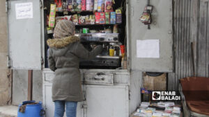 شابة تعمل على ماكينة القهوة السريعة في حي باب الفرج وسط مدينة حلب - 1 نيسان 2026 (عنب بلدي)
