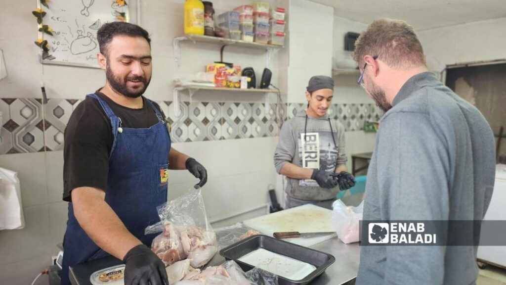 أحد محال بيع الفروج في مدينة دمشق - 29 نيسان 2026 (عنب بلدي)