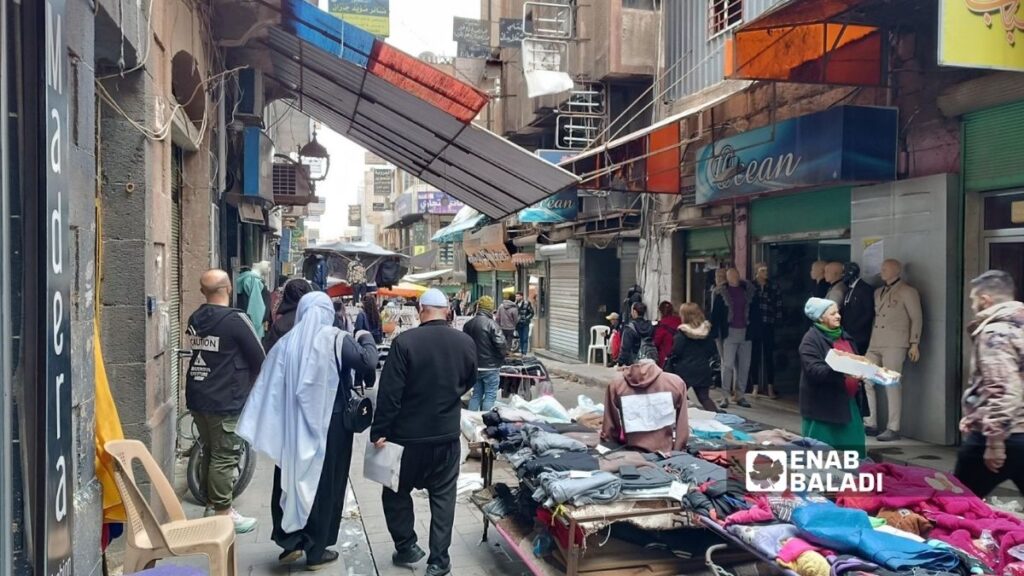 من حركة أحد الأسواق في مدينة السويداء - 4 نيسان 2026 (عنب بلدي)