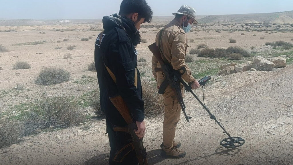 عناصر من فرق الهندسة بوزارة الدفاع يجرون عمليات مسح للألغام ومخلفات الحرب بمحيط عدد من سدود بادية حماة - 6 نيسان 2026 (محافظة حماة)
