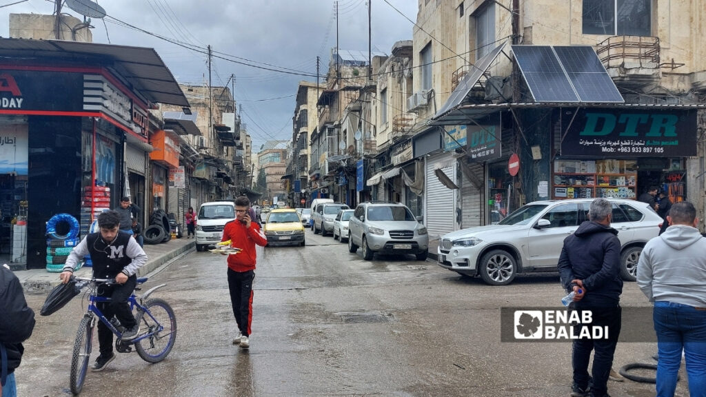 حركة المارة والسيارات في أحد الشوارع الرئيسة بحي بستان كل آب بمدينة حلب - 10 نيسان 2026 (عنب بلدي)