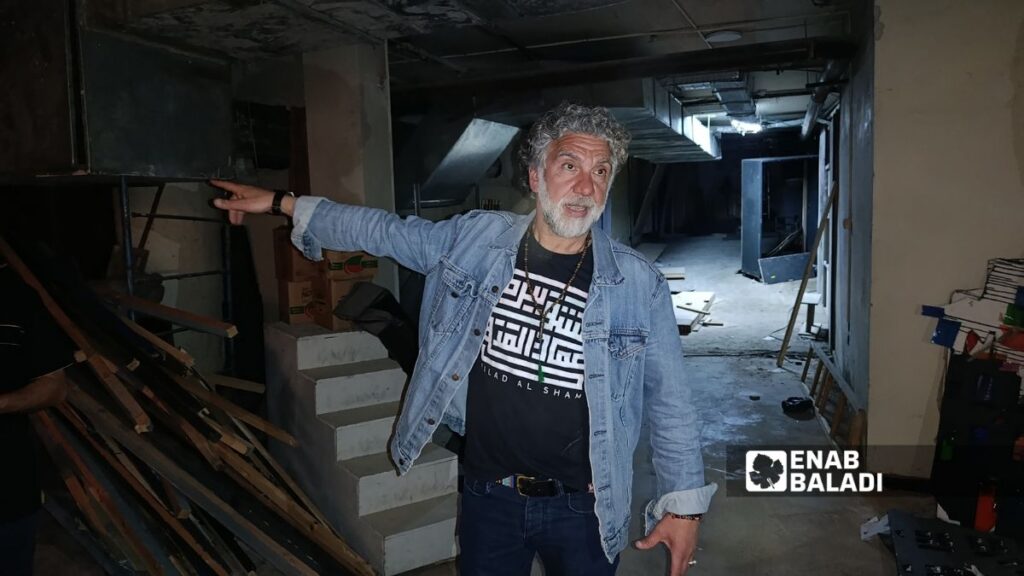 مدير المسارح في سوريا نوار بلبل يشرح لعنب بلدي آلية عمل تأهيل مسرح "الحمراء" في دمشق ـ 26 نيسان 2026 (عنب بلدي/أمير حقوق)