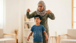 التربية المكثفة قد تعوق تطور استقلالية الطفل وتضعف قدرته على اكتشاف ذاته (عنب بلدي/مولّدة بالذكاء الاصطناعي)
