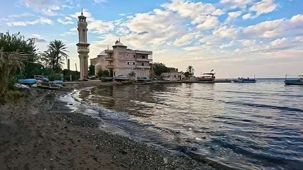 مسجد المسعود بن هانئ في منطقة دمسرخو بريف اللاذقية - 20 أيار 2025 (دمسرخو/فيسبوك)